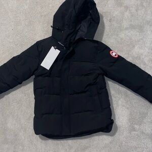 Canada goose down jacket size medium all tags re still on and brand new